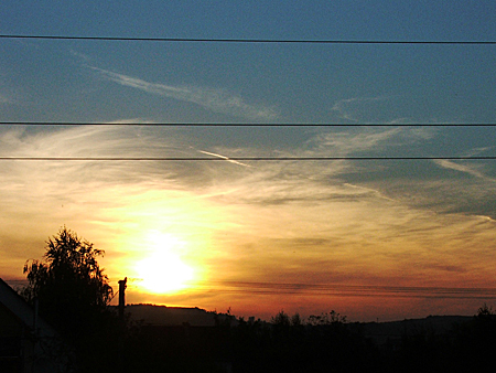 Felvonuló cirrostratus, amely a horizonton 45° alatt látszik