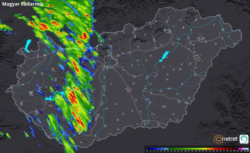 Hétfőn délelőtt óta elszórtan alakultak ki záporok a Dunántúlon.