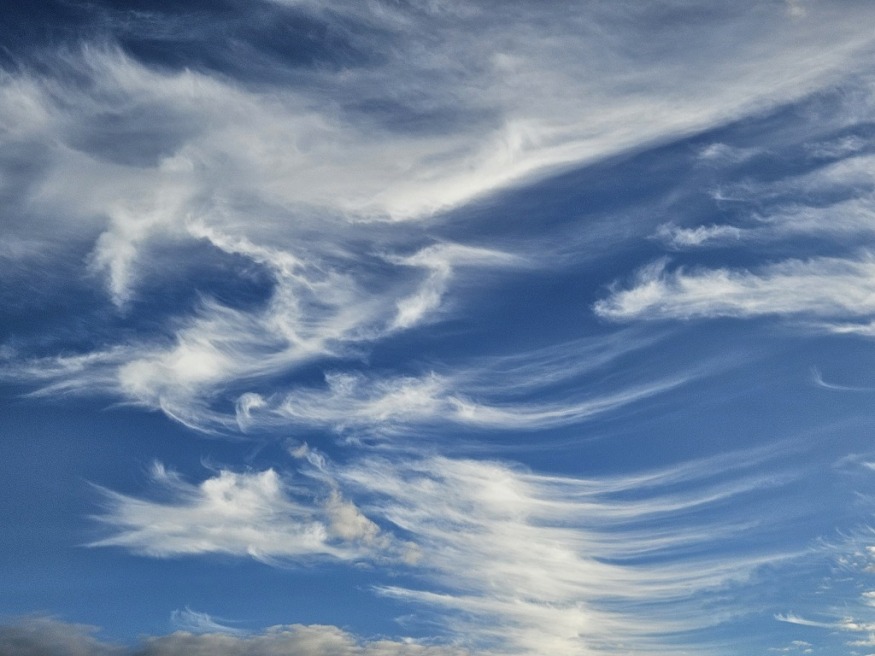 Cirrus fibratus a zalai égbolt felett