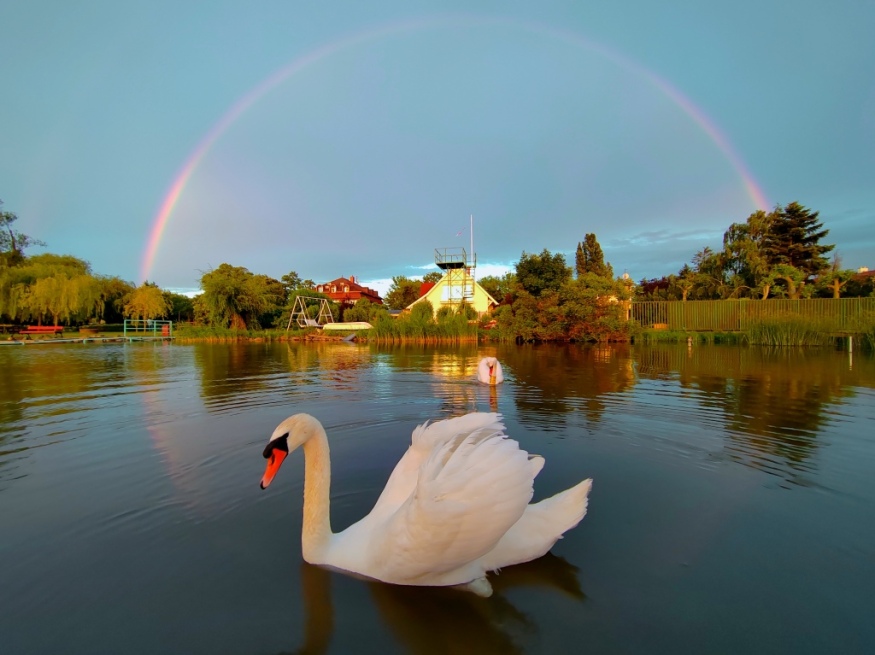 Szivárványos naplemente volt a Balatonnál