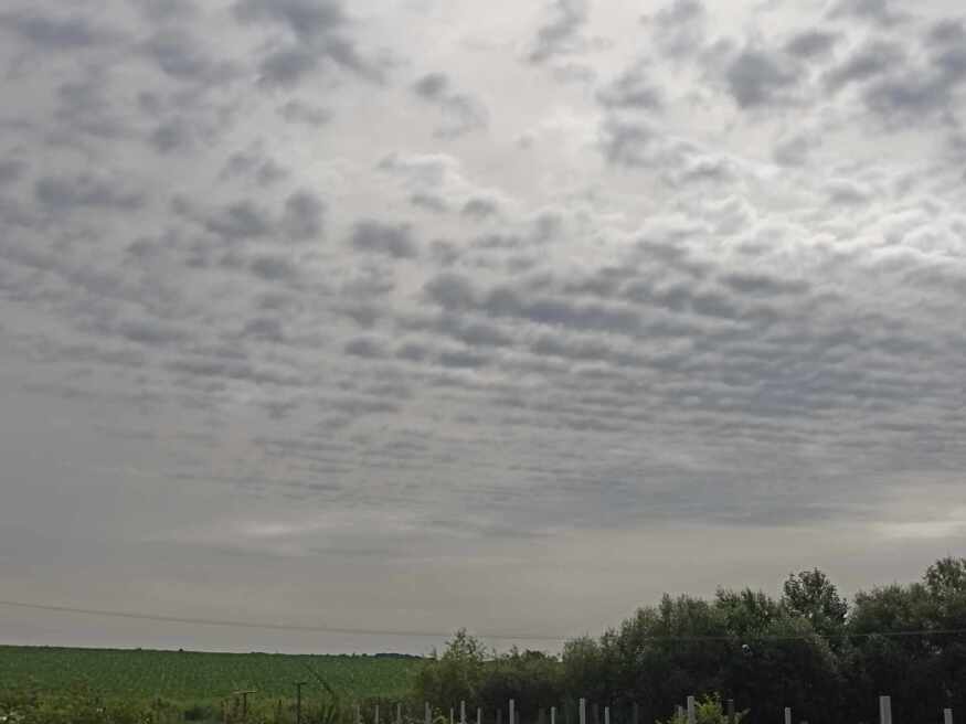 Altocumulus-ok, felettük pedig a szaharai por Zalában