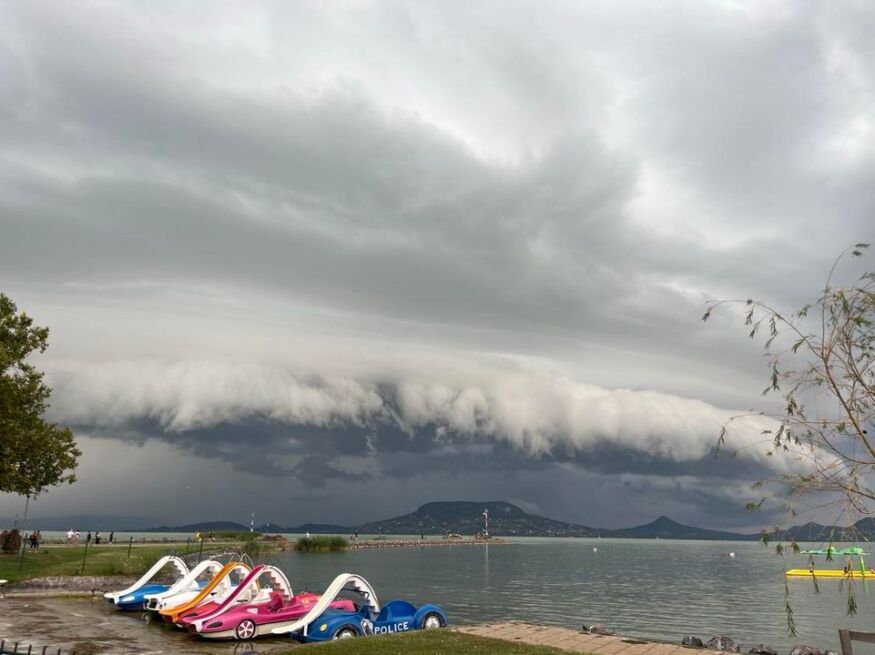 Gyönyörű peremfelhős zivatar a Balaton felett! 