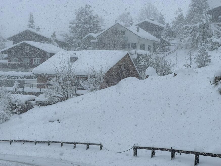 Ömlik a hó a Svájci-Alpokban