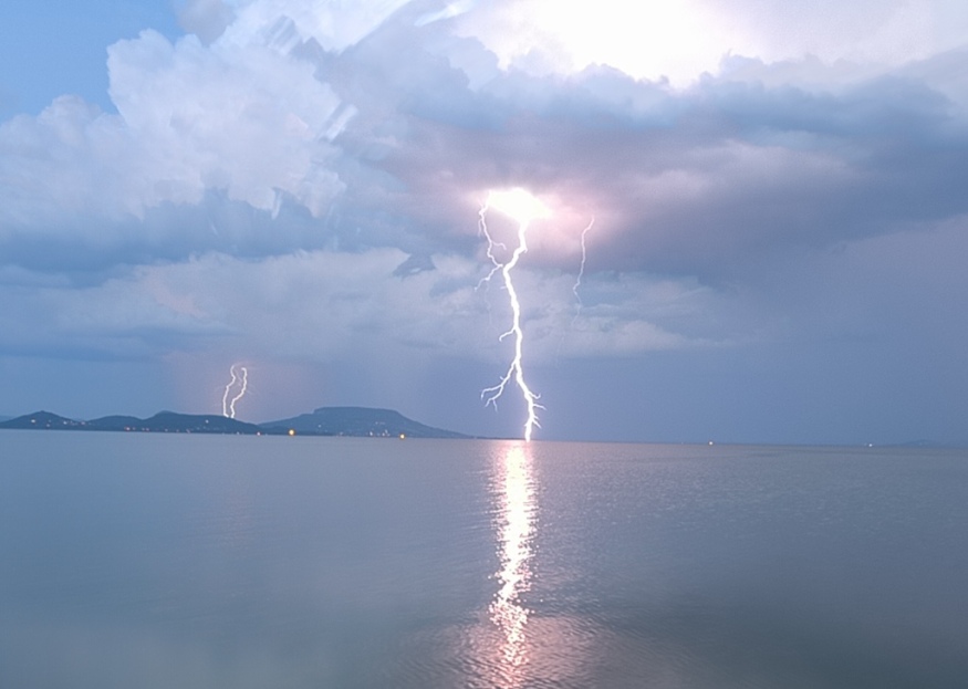 Lecsapó villám a Balatonnál!
