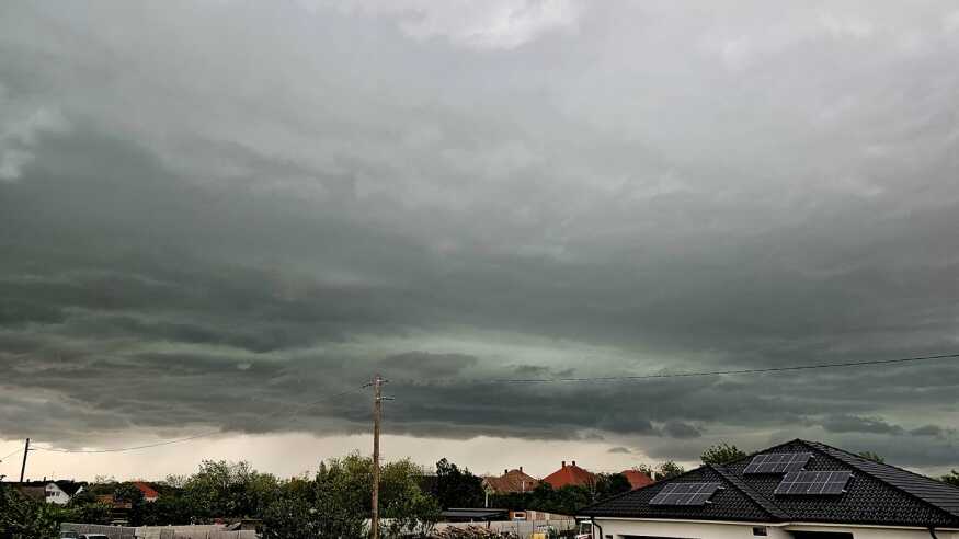 Mosonszolnokra zöldes felhőzettel érkezett a zivatar!